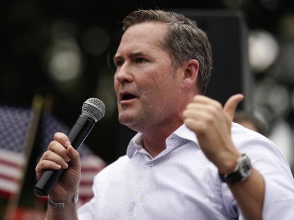 Fotografía de archivo del 27 de julio de 2021 del congresista Michael Waltz, hablando durante una manifestación cubano-americana, frente a la Casa Blanca en Washington .