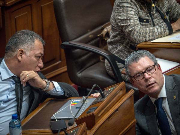 El congresista Darwin Espinoza habla con el ministro de Educación del Perú, Morgan Quero, durante una reunión del Congreso de la República del Perú este jueves, en Lima (Perú).