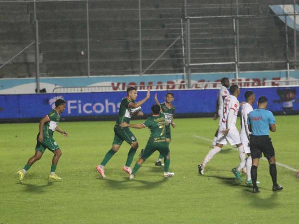 El festejo de Messiniti tras marcar el empate para los verdolagas.