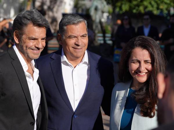 El actor Eugenio Derbez (i), el candidato demócrata a la Gobernación de California, Xavier Becerra (c), y la presidenta del Senado de California, Monique Limón, posan durante una rueda de prensa este jueves, en Los Ángeles (Estados Unidos). EFE/ Ómar Alonso