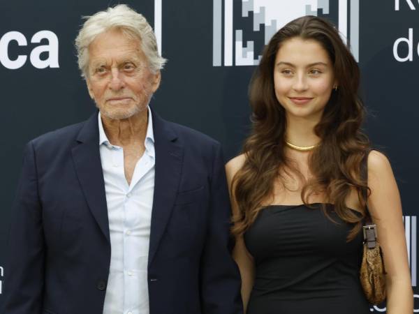 El actor estadounidense Michael Douglas y su hija, Carys Zeta Jones, posan este lunes en Mallorca, durante la primera edición de Mallorca, Terra d'Honor”. En esta primera edición ha sido distinguidos Michael Douglas, por su compromiso con Mallorca y su contribución a proyectar internacionalmente una imagen de la isla ligada a la cultura y conservación del patrimonio.