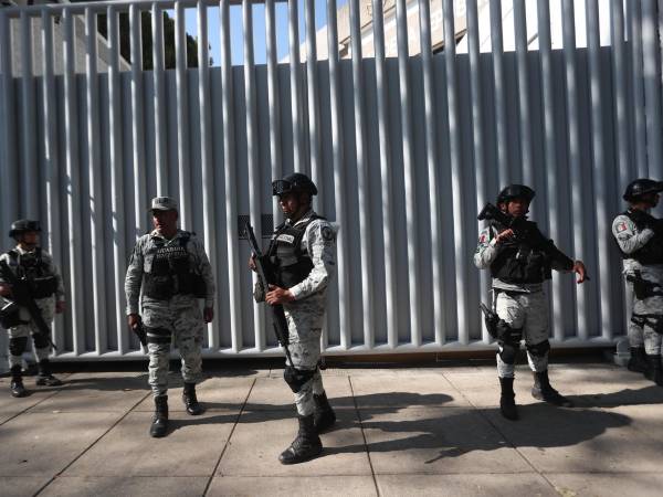 El sospechoso fue trasladado vía aérea a Hermosillo por elementos de la Agencia Ministerial de Investigación Criminal (AMIC) para ser internado en el Centro de Reinserción Social (Cereso) y puesto a disposición de un juez.