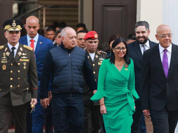 Una foto de distribución hecha por el Palacio de Miraflores que muestra (De izquierda a derecha) al Ministro del Poder Popular para la Defensa de Venezuela, Vladimir Padrino López; al Ministro del Interior, Justicia y Paz, Diosdado Cabello; a la Presidenta interina de Venezuela, Delcy Rodríguez; y al Presidente de la Asamblea Nacional, Jorge Rodríguez, en Caracas, Venezuela, 05 de enero de 2026.