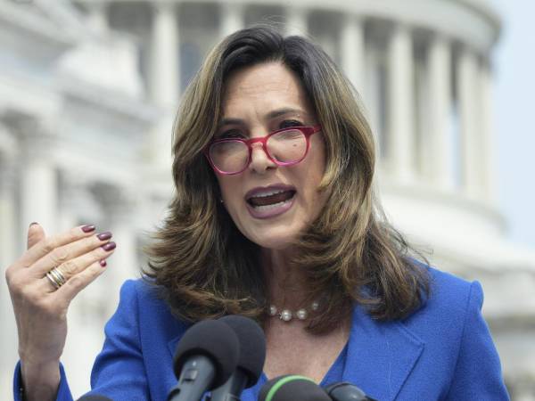 Fotografía de archivo de la congresista republicana, María Elvira Salazar, hablando durante una conferencia de prensa celebrada frente al Congreso en Washington (EEUU).
