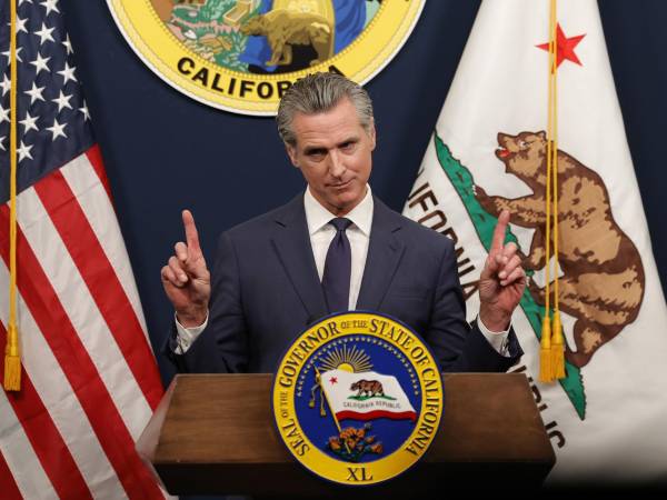Fotografía de archivo del gobernador del estado de California, Gavin Newsom, durante una conferencia de prensa, en Sacramento (CA, EE.UU.).