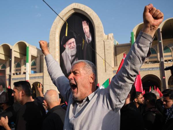 Un hombre grita eslóganes contra Estados Unidos e Israel en el funeral del asesinado líder supremo de Irán, Alí Jameneí, en la mezquita Mosala de Teherán.