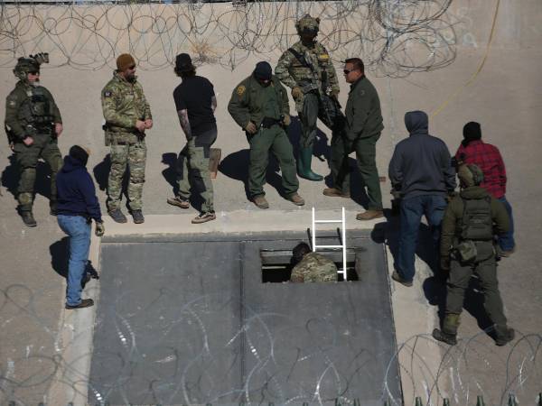 Autoridades de seguridad de México y Estadios Unidos, resguardan la zona donde se localizó un túnel clandestino en la frontera de Ciudad Juárez en Chihuahua (México).