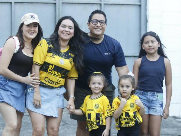 Los aficionados del Real España empiezan a llegar al Estadio Morazán desde tempranas horas.
