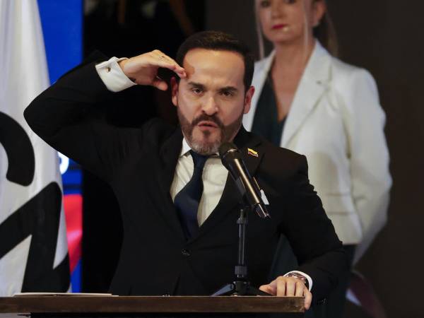Abelardo de la Espriella habla tras recibir su credencial como presidente electo de Colombia este jueves, en Bogotá (Colombia). EFE/ Mauricio Dueñas Castañeda