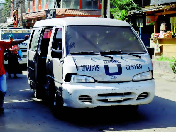 Unidad de transporte urbano en el centro de San Pedro Sula, la mayoría de ellos en mal estado.