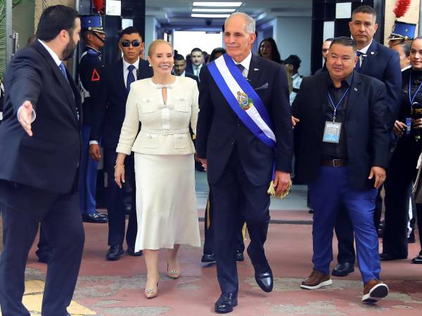 Nasry Asfura asumió este martes 27 de enero de 2026 la Presidencia de la República en una ceremonia solemne realizada en el hemiciclo del Congreso Nacional; sin embargo, más allá del acto protocolario, una de las figuras que captó la atención fue la primera dama, Lissette Del Cid, quien acompañó al mandatario desde su llegada al recinto legislativo.