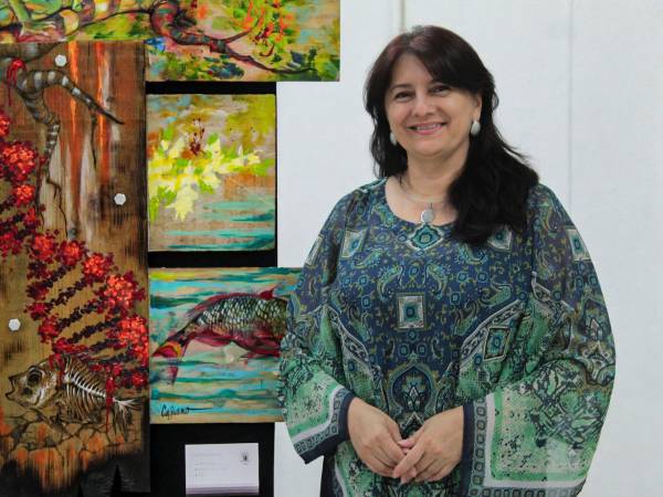 La artista hondureña Mayra Casiano fue la homenajeada de la noche. Ella presentó la exposición “Tejidos de Existencia, Mis Memorias”.