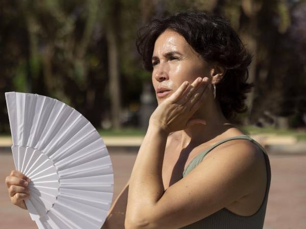 Las altas temperaturas afectan a nuestro cuerpo haciendo que se dilaten los vasos sanguíneos, haya una sudoración mayor, se genere estrés y fatiga.