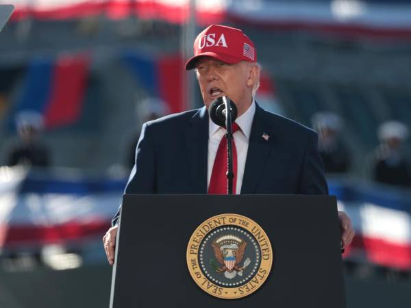 El presidente de los Estados Unidos, Donald Trump, habla durante un evento con integrantes de la Marina en el puerto de Baltimore en Maryland (Estados Unidos).