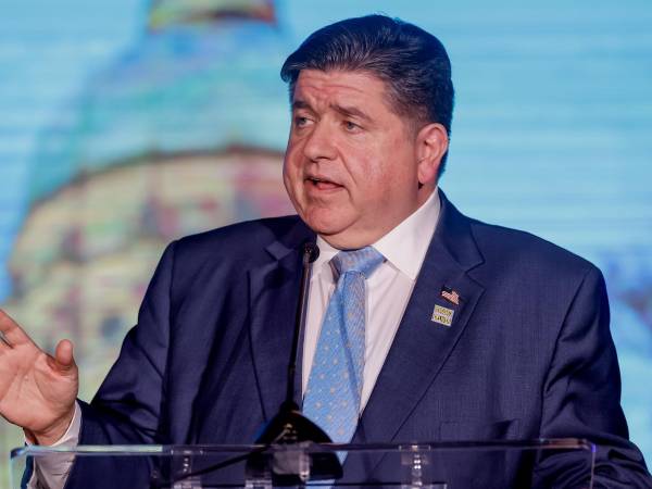 El gobernador de Illinois, J.B. Pritzker, dijo este sábado que recibió un ultimátum de la Casa Blanca.