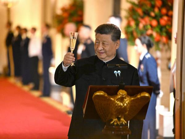 El presidente de China, Xi Jinping, pronuncia un discurso mientras él y el presidente de Estados Unidos, Donald Trump, intercambian brindis en la cena de Estado en el Salón Este de la Casa Blanca.