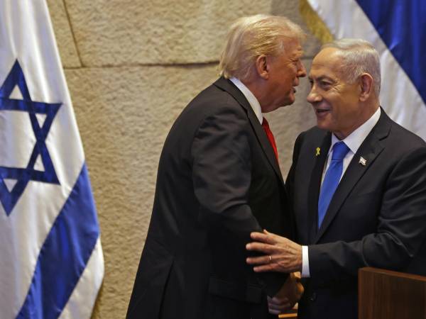Foto de archivo del presidente de EE.UU., Donald Trump (L), y el primer ministro de Israel, Benjamin Netanyahu, en el parlamento israelí el 13 de octubre de 2025.