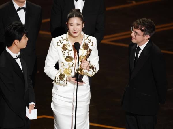 (De izquierda a derecha) Yu Han Lee, EJAE y Mark Sonnenblick reaccionan tras ganar el Oscar a la Mejor Canción Original por Golden de KPop Demon Hunters durante la 98.ª ceremonia anual de los Premios Óscar en el Dolby Theatre de Los Ángeles, California, EE. UU., el 15 de marzo de 2026.