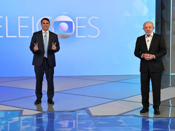 El presidente de Brasil y candidato a la reelección, Luiz Inácio Lula da Silva (d), y el candidato de la oposición Flávio Bolsonaro, asisten a un debate en los estudios de TV GLOBO, a dos días de la segunda vuelta de las elecciones presidenciales, en Río de Janeiro (Brasil). EFE/ Andre Coelho