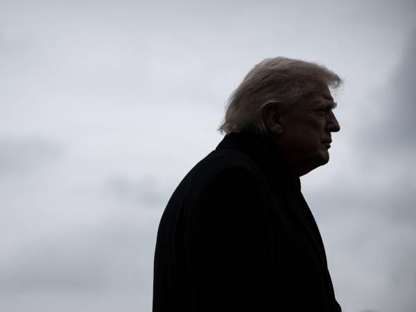 El presidente de Estados Unidos, Donald Trump, habla con miembros de los medios de comunicación en el jardín sur de la Casa Blanca antes de embarcar en el Marine One en Washington, DC, EE. UU.