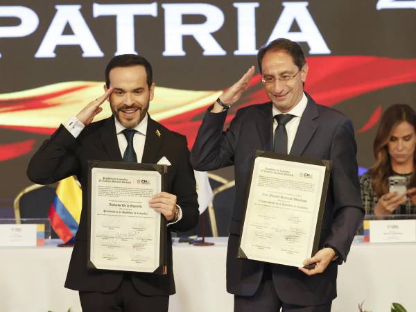 El ultraderechista Abelardo de la Espriella (i) reacciona este jueves, junto a su fórmula vicepresidencial, José Manuel Restrepo, durante la entrega por parte del Consejo Nacional Electoral (CNE) de su credencial como presidente electo de Colombia tras ganar la segunda vuelta de las elecciones en Bogotá (Colombia).