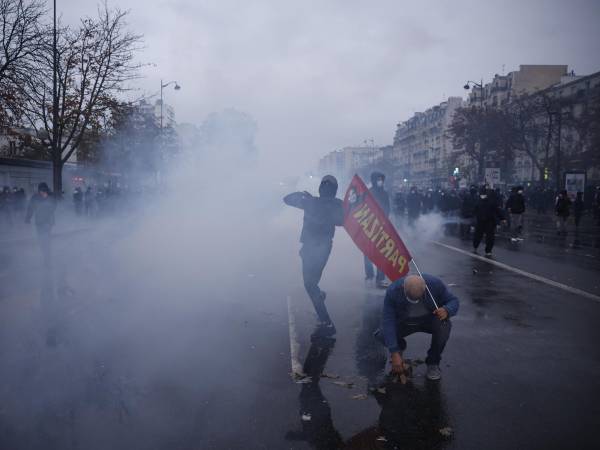 Manifestantes se enfrentan a la Policía en París durante una protesta contra el alza del costo de la vida y los recortes en servicios públicos el 24 de octubre de 2026.EFE/EPA/YOAN VALAT