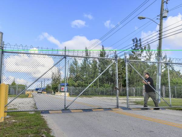 El gobernador de Florida, Ron DeSantis, afirmó este viernes que el centro de detención para migrantes conocido como “Alligator Alcatraz”, cuya construcción avanza en la zona natural de los Everglades, abrirá el martes próximo.