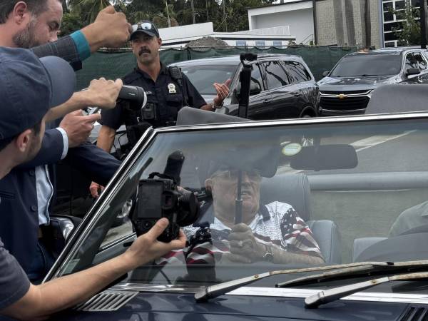 Decenas de simpatizantes del expresidente (2017-2021) y candidato republicano Donald Trump se reunieron en el centro de votación del Morton and Barbara Mandel Recreation Center, para apoyarlo y acompañarlo a votar en el lugar. EFE/ Alicia Civita