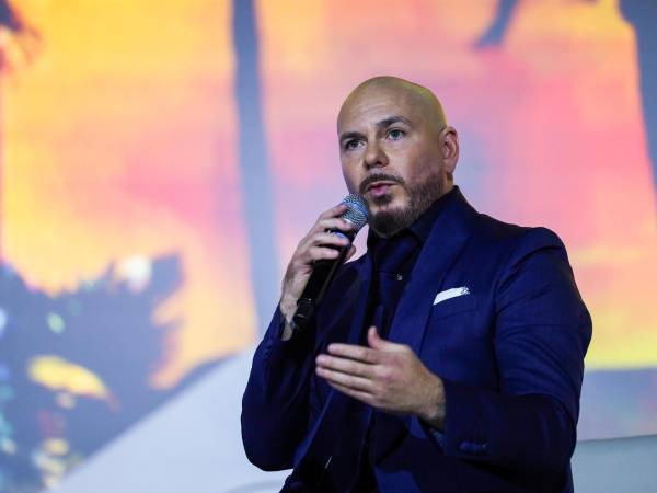 El cantante Pitbull habla durante la charla titulada 'De 305 a global con Armando Christian Pérez alias Pitbull' durante el último día del foro en Miami Beach, Florida (EE.UU.).