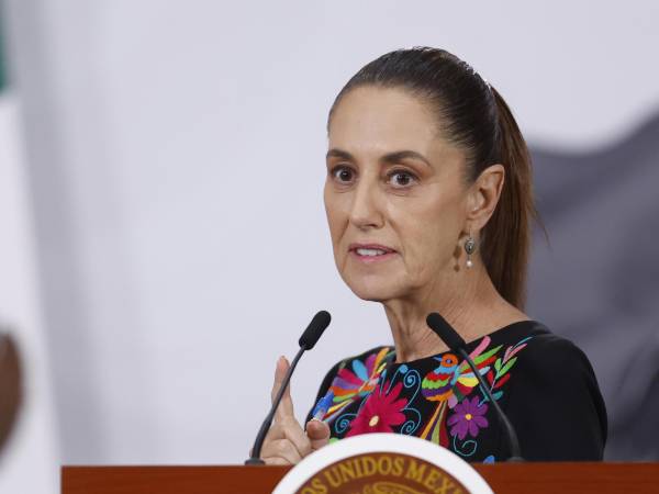 La presidenta de México, Claudia Sheinbaum, habla durante una rueda de prensa.