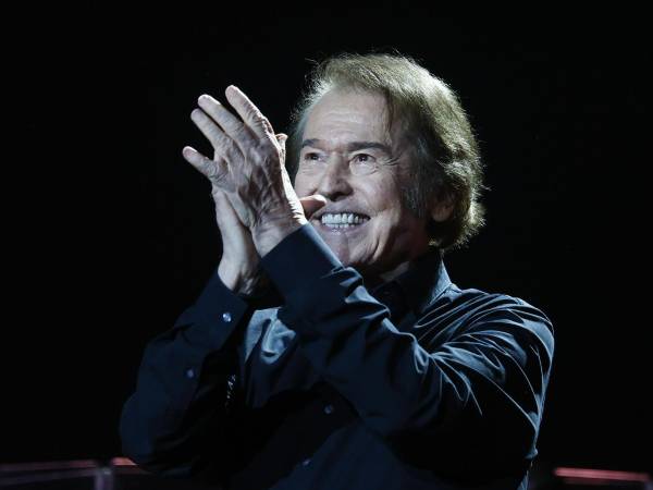 El cantante Raphael durante una actuación en el Palau Sant Jordi de Barcelona.