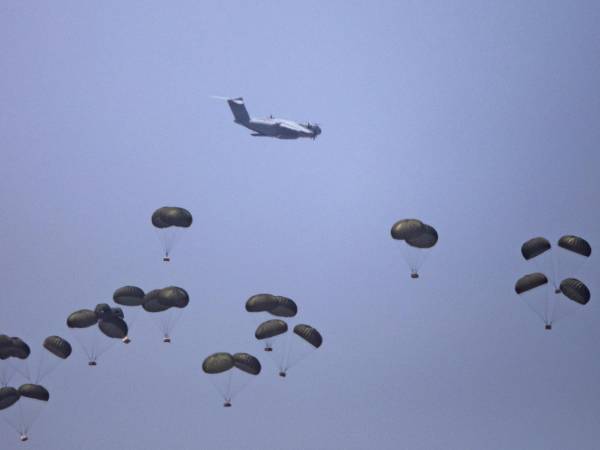 Un avión militar del Ejército egipcio lanza ayuda humanitaria desde el aire sobre la zona de Al-Mawasi, al oeste de Khan Yunis, sur de la Franja de Gaza, este sábado.