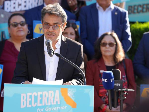 El actor Eugenio Derbez advirtió que la comunidad latina en EE. UU. está siendo atacada e intimidada en un momento en que el voto de esta población, la primera minoría del país, podría tener un peso importante en las elecciones del próximo 3 de noviembre, este jueves durante una rueda de prensa en Los Ángeles (Estados Unidos).