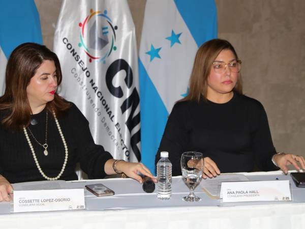 Consejera presidenta del Consejo Nacional Electoral (CNE) de Honduras, Ana Paola Hall y la consejera miembro del pleno, Cossette López-Osorio.