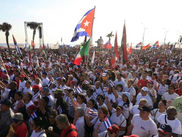 Personas asisten a la conmemoración del Día Internacional del Trabajo el viernes, en La Habana (Cuba).