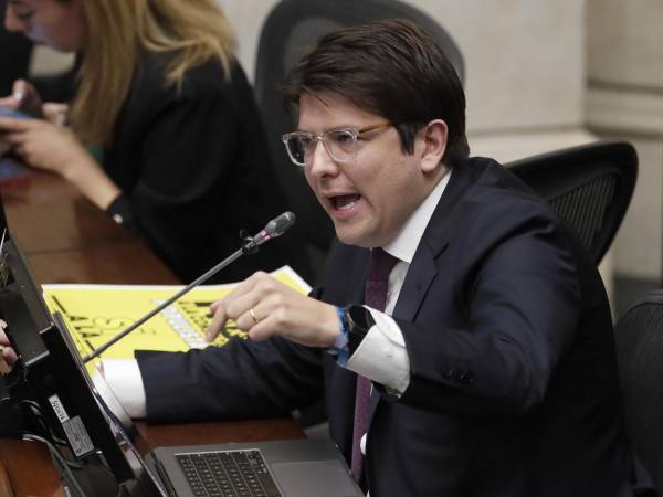 Fotografía de archivo del 13 de mayo de 2025 del senador Miguel Uribe en el Congreso en Bogotá (Colombia).