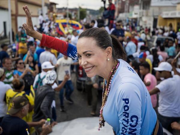 Fotografía de archivo del 17 de julio de 2024 que muestra a la líder opositora, Maria Corina Machado, en un acto de campaña el 17 de julio del 2024 en Guanare, Venezuela.