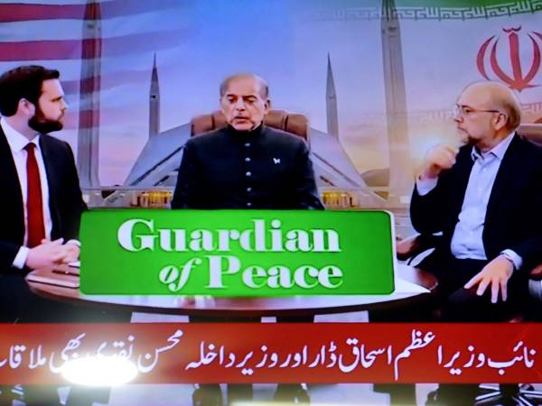 El vicepresidente de Estados Unidos, JD Vance (izquierda), junto al primer ministro pakistaní, Shehbaz Sharif (centro), y el presidente del Parlamento iraní, Mohammad Bagher Ghalibaf (derecha), aparecen en una pantalla de televisión en Peshawar (Pakistán), durante las conversaciones entre Estados Unidos e Irán en Islamabad, Pakistán, el 11 de abril de 2026. EFE/BILAWAL ARBAB