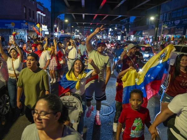 Ciudadanos venezolanos se reúnen a la espera de los resultados de las elecciones presidenciales de Venezuela, en la Av Roosevelt este domingo, en Nueva York (EEUU).
