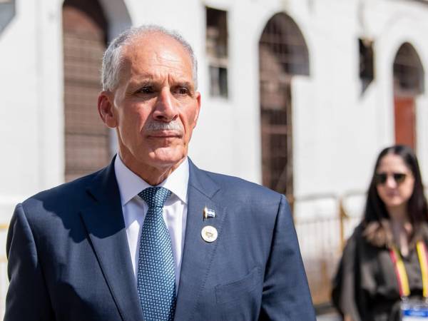 Fotografía cedida por prensa Abelardo de la Espriella que muestra al presidente de Honduras, Nasry Asfura, llegando a la ceremonia de investidura del presidente electo de Colombia, Abelardo de la Espriella, el pasado viernes en Cali (Colombia). EFE/ Prensa Abelardo de La Espriella