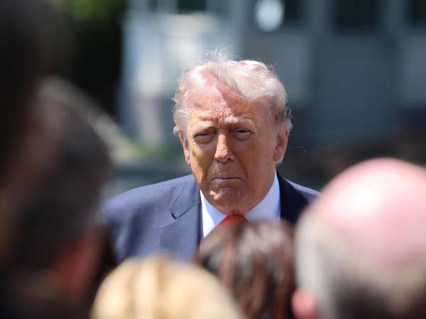 El presidente de los Estados Unidos, Donald Trump, habla durante una rueda de prensa este viernes, en la Casa Blanca en Washington (Estados Unidos).