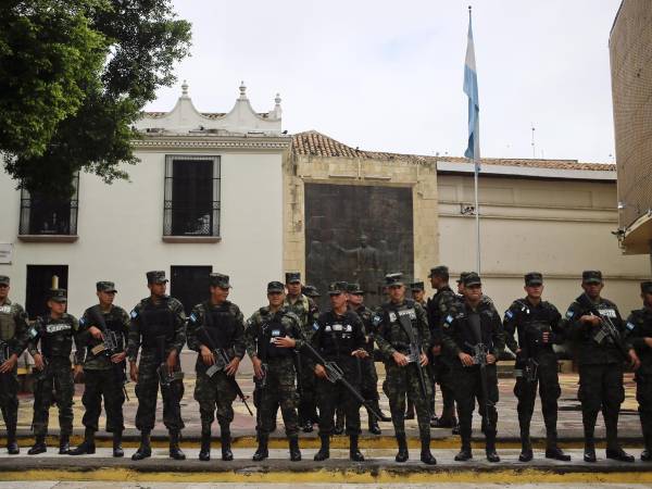Integrantes del Ejército custodian el Congreso Nacional en Tegucigalpa