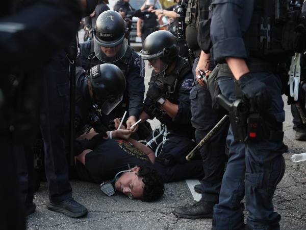 Las fuerzas de seguridad de Los Ángeles realizaron decenas de arrestos tras disturbios en la ciudad durante la entrada en vigor de un toque de queda de emergencia declarado la noche del martes por la alcaldesa Karen Bass, como respuesta al aumento de tensiones en las manifestaciones, tras las recientes redadas migratorias y el despliegue de tropas federales en la zona.