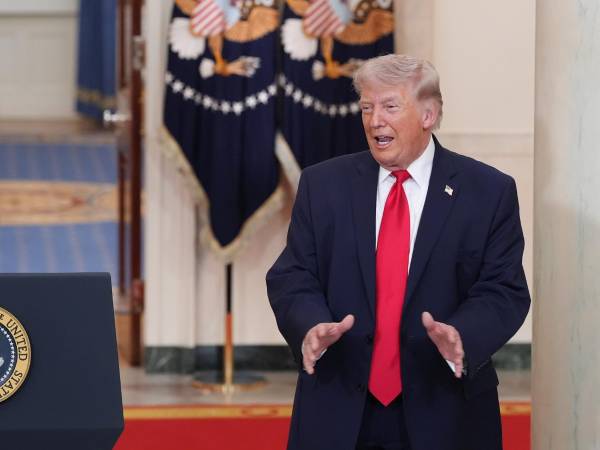 Donald Trump negó este viernes que el derribo de un caza estadounidense por las fuerzas iraníes vaya a afectar las negociaciones con Teherán.