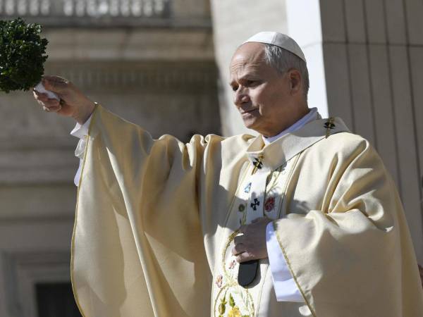 El papa León XIV presidió hoy su primer Domingo de Pascua en la plaza de San Pedro e impartió la bendición 'Urbi et Orbi'’. EFE/VATICAN MEDIA