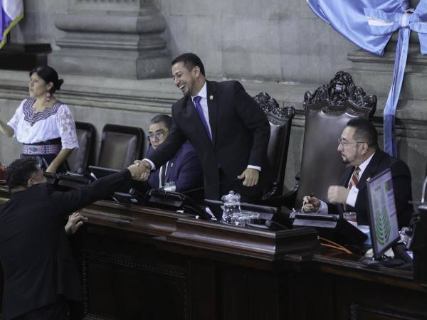 El diputado Nery Ramos celebra tras ser reelegido como presidente del Congreso de la República. EFE