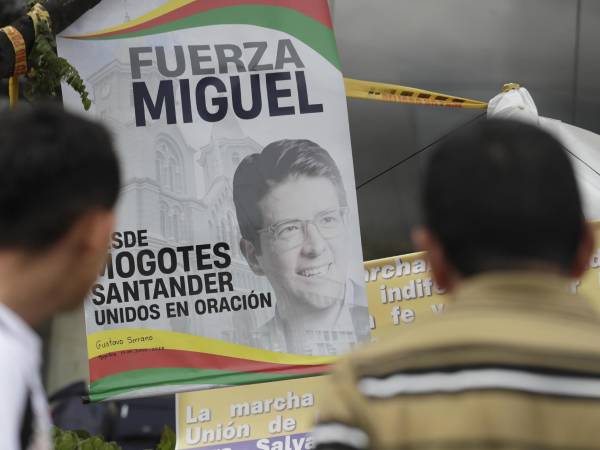 Fotografía de archivo de personas orando en un altar improvisado frente a la Fundación Santa Fe, donde estaba hospitalizado el senador colombiano Miguel Uribe Turbay.