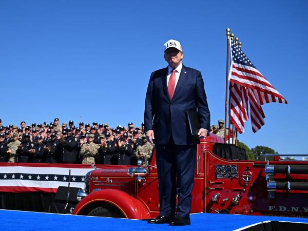 El presidente de Estados Unidos, Donald Trump, fue captado el 17 de agosto, durante una reunión en el Despacho Oval de la Casa Blanca, en Washington DC (EE.UU.).
