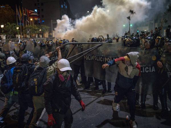 Al menos un manifestante murió presuntamente por un disparo de arma de fuego durante la multitudinaria protesta del miércoles en Lima contra el Gobierno y el Congreso de Perú, según confirmó la Defensoría del Pueblo, que también reporta más de 100 heridos, entre ellos 78 policías y 24 manifestantes, así como diez detenidos.