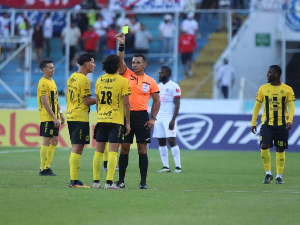 Chapetilla fue el primer amonestado del partido.